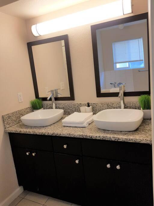 4 Bedrooms & 2.5 Bathrooms In La Los Angeles Bagian luar foto